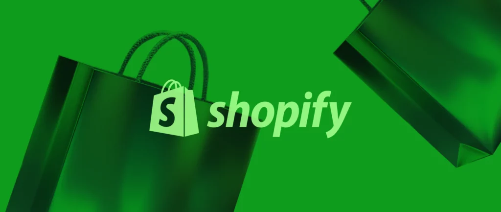 Logo Shopify berwarna hijau dengan ikon tas belanja, melambangkan apa itu shopify dengan penjelasan platform eCommerce yang memungkinkan bisnis menjual produk secara online dengan berbagai fitur seperti pemrosesan pembayaran, manajemen inventaris, dan integrasi omnichannel.